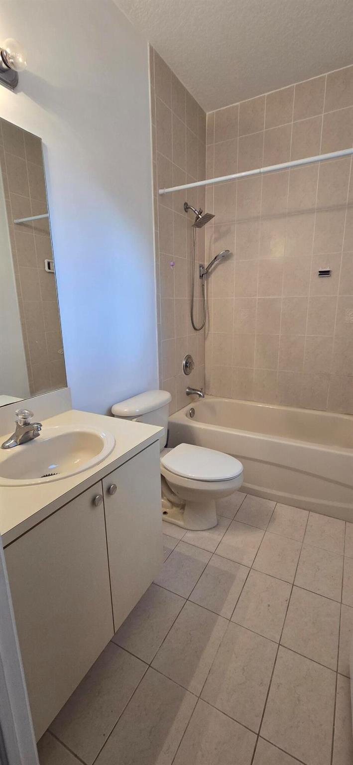 VILLAS AT HARBOR ISLES CO - Residential Lease