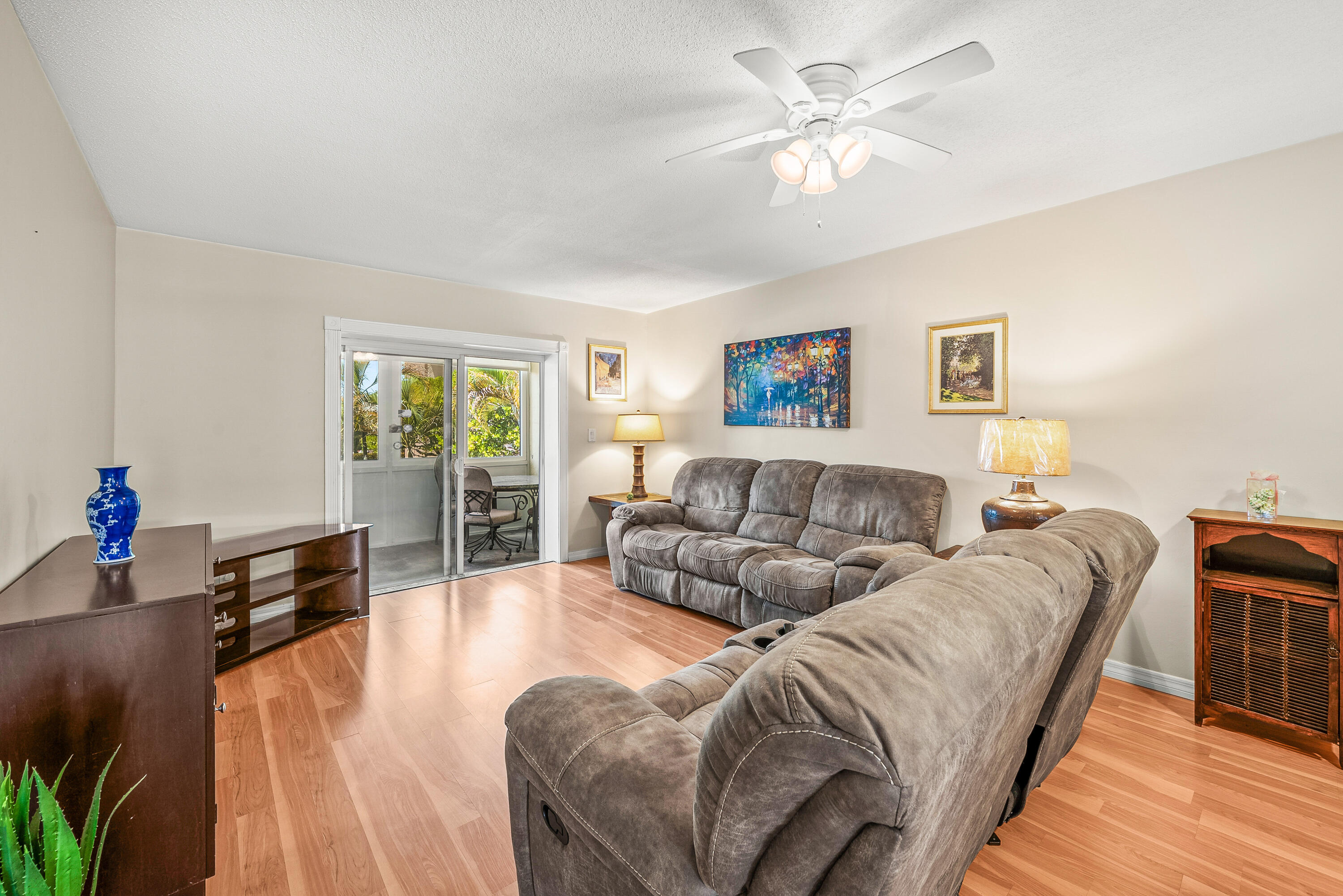 VILLAGE ROYALE - Residential