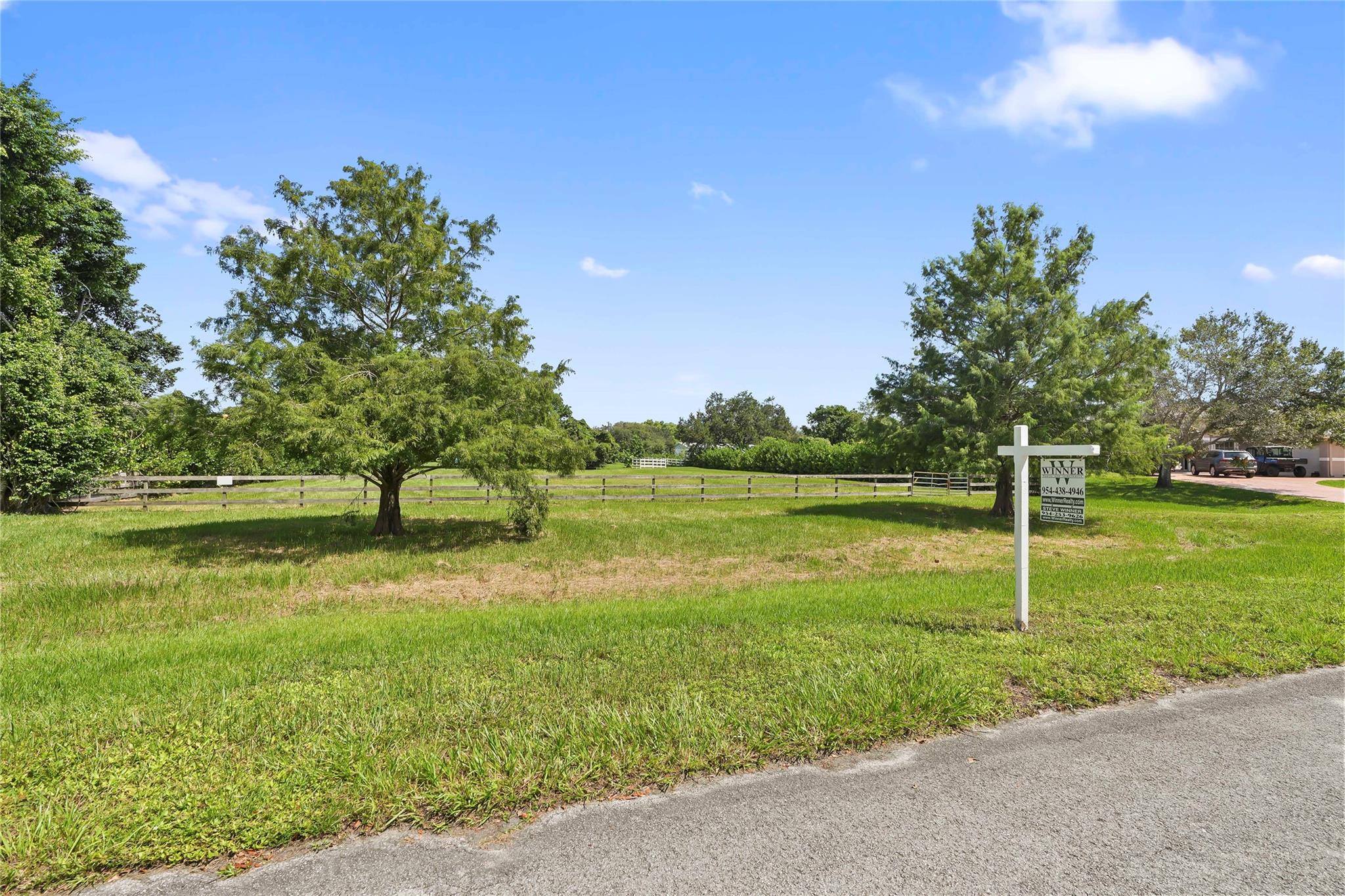 Great lot in beautiful horse country on private Cul du Sac Street. Build your dream on this builder's acre lot with City Water surrounded by 1M + one of a kind custom homes. This is one of the last remaining homesites on a great street. Easy access into SW Ranches, Weston, I-75 and US 27. Build a barn, bring your RV & Boat. HOA dues are only $300 per year.