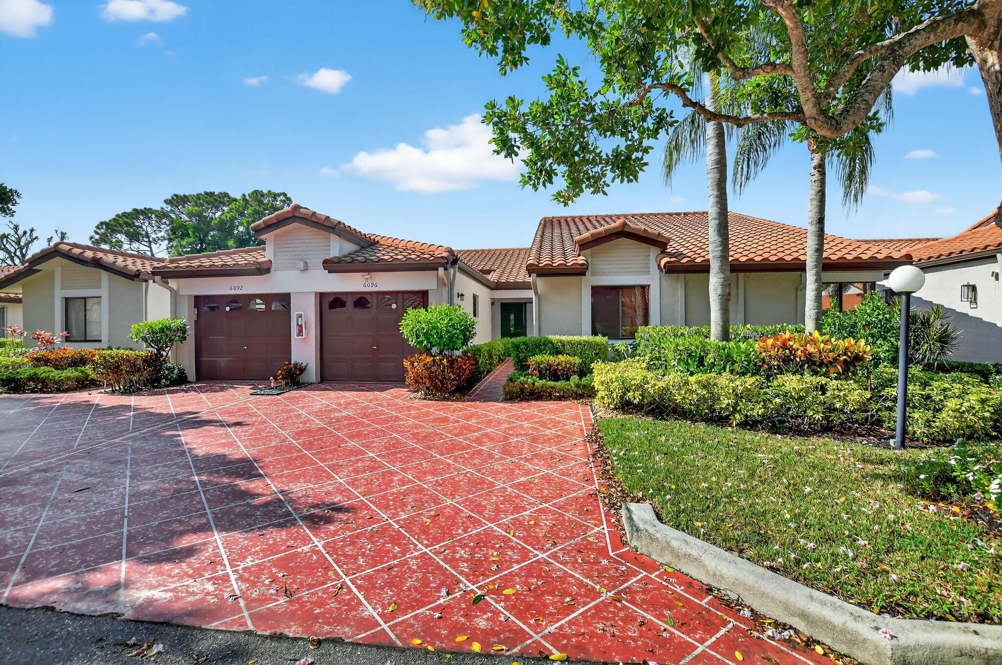 LIGHT FILLED VILLA WITH DESIRABLE SOUTHERN EXPOSURE. THIS HOME FEATURES AN IMMACULATE KITCHEN AND BEAUTIFULLY UPDATED BATHROOMS. TILE FLOORING THROUGHOUT FOR EASY LIVING. ENCLOSED AND AIR CONDITIONED PATIO PERFECT FOR YEAR ROUND ENJOYMENT. A VIBRANT COMMUNITY OFFERING A RESORT STYLE CLUBHOUSE NEWLY RENOVATED. CLUB OFFERS 4 OUTDOOR POOLS, AND INDOOR POOL, STATE OF THE ART FITNESS CENTER, TENNIS AND PICKELBALL. THE ONSITE CAFE MAKES IT EASY TO ENJOY BREAKFAST AND LUNCH JUST STEPS FROM YOUR DOOR. BUYER PAYS $3500 1X CAPITAL CONTRIBUTION TO HUNTINGTON POINTE ASSOCIATION.