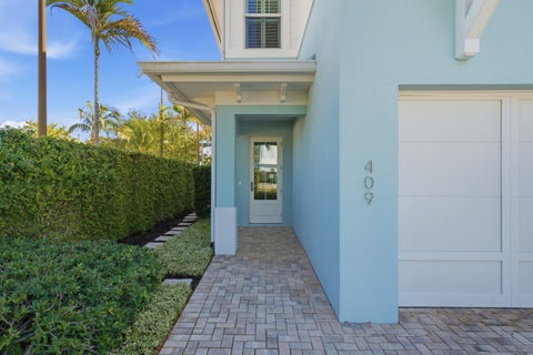 Tiny photo for 409 SE HIGH SCHOOL Avenue, Stuart, FL 34994 (MLS # B26090726)