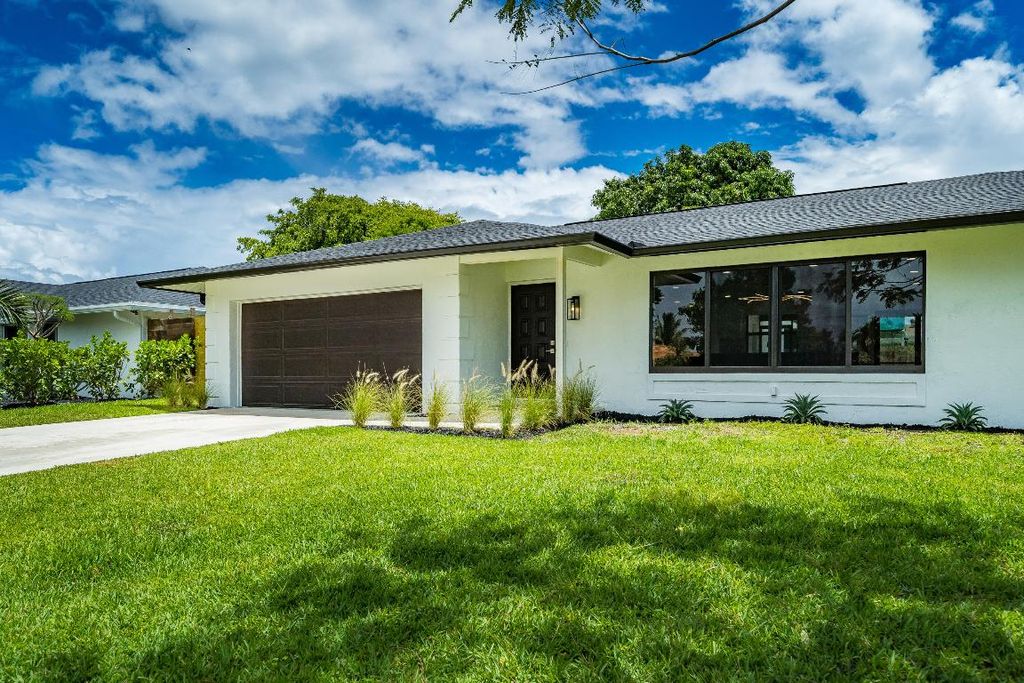 Photo of 11758 Banyan Street, Palm Beach Gardens, FL 33410 (MLS # R11123668)