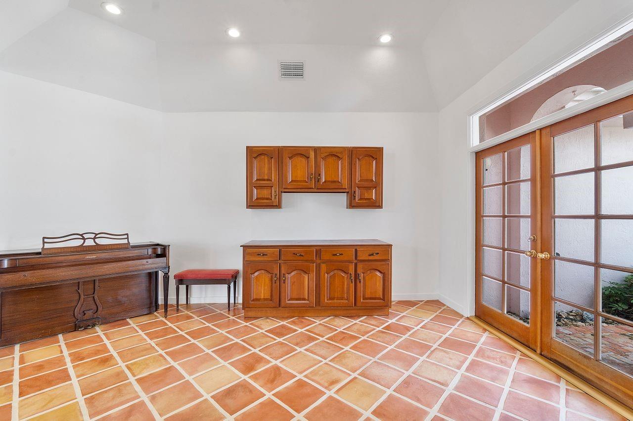 Countrys Point 119-29 B - Residential