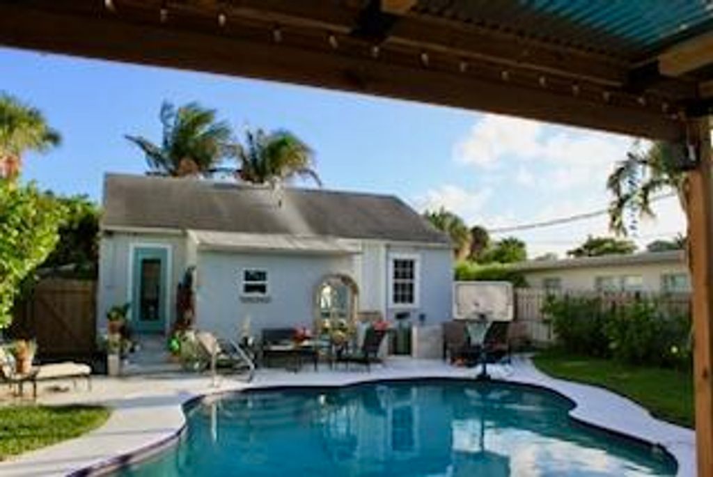 Photo of 237 Wenonah Place, West Palm Beach, FL 33405 (MLS # B26011307)