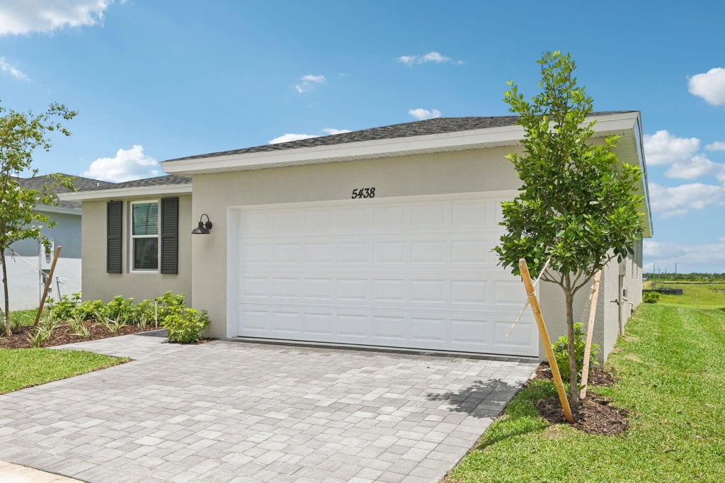Photo of 5438 Hampton Park Circle, Vero Beach, FL 32966 (MLS # R11107424)