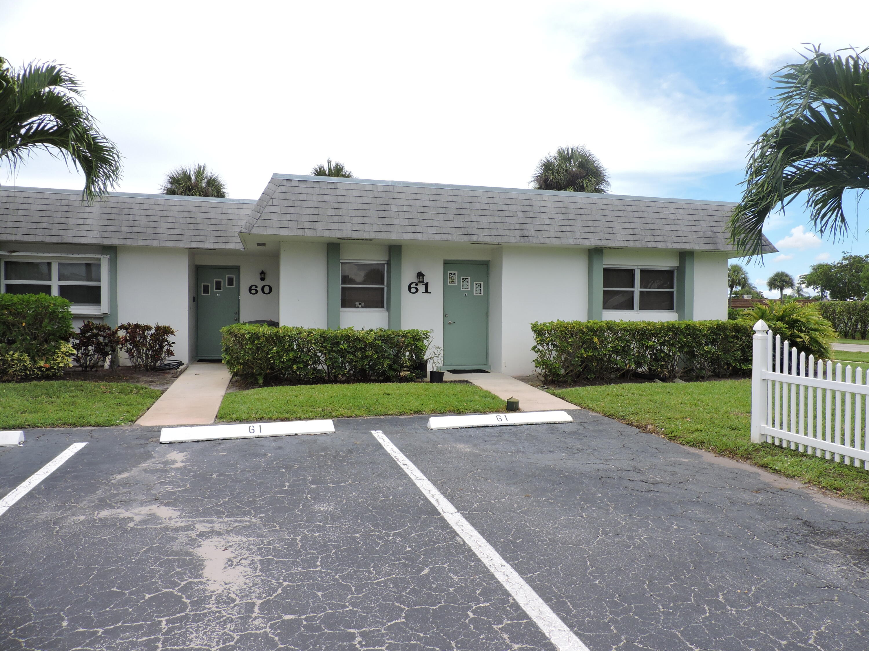 Great 2 bedroom 2 bath villa with Den in 55+ Community. The villa features a spacious open floor plan with neutral color paint and laminate floors throughout, The master bedroom has a large walk in closet with attached newly remodeled bathroom. The community is centrally located close to shopping and dining.