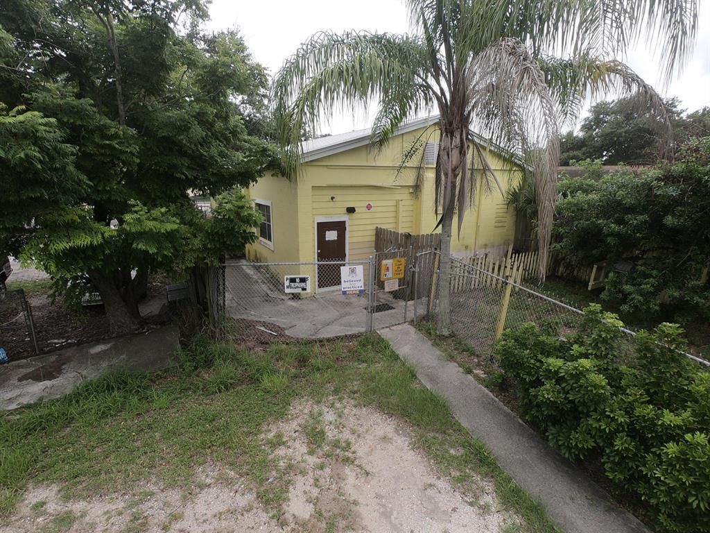 Photo of 2208 Okeechobee Road, Fort Pierce, FL 34950 (MLS # R10724708)