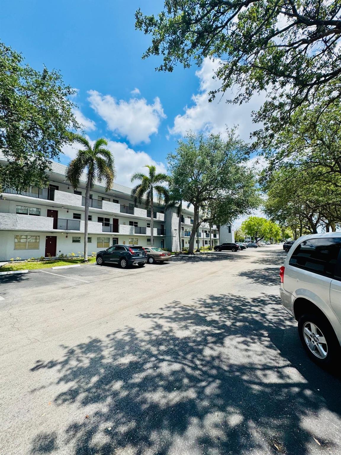 Beautiful 2-bedroom, 2-bathroom apartment located on the third floor of a well-maintained building with elevator access. Surrounded by lush trees, this bright and peaceful home offers the perfect blend of comfort and convenience. Centrally located and just steps away from shops and restaurants.