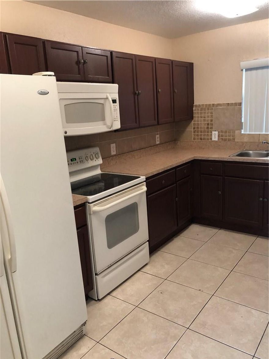 3 BED 2 BATH DUPLEX, TILE IN ALL AREAS, CENTRAL AC, WASHER AND DRYER, FRESHLY PAINTED, EZ TO SHOW, SECTION 8 WELCOME 3 BED 2 BATH DUPLEX, TILE IN ALL AREAS, CENTRAL AC, WASHER AND DRYER, FRESHLY PAINTED, EZ TO SHOW, SECTION 8 WELCOME