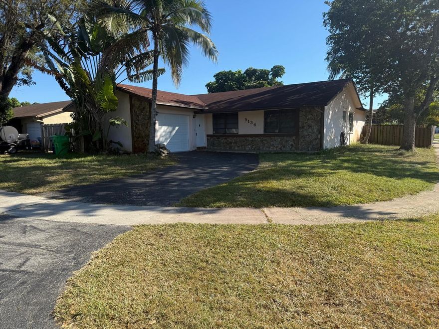 GREAT 3 BED 2 BATH and a large family room SINGLE FAMILY HOME ON CORNER LOT. FRESHLY PAINTED, TWO DRIVEWAYS. FENCED YARD. OWNER IS LOOKING FOR a GOOD CREDIT. NO HOA.