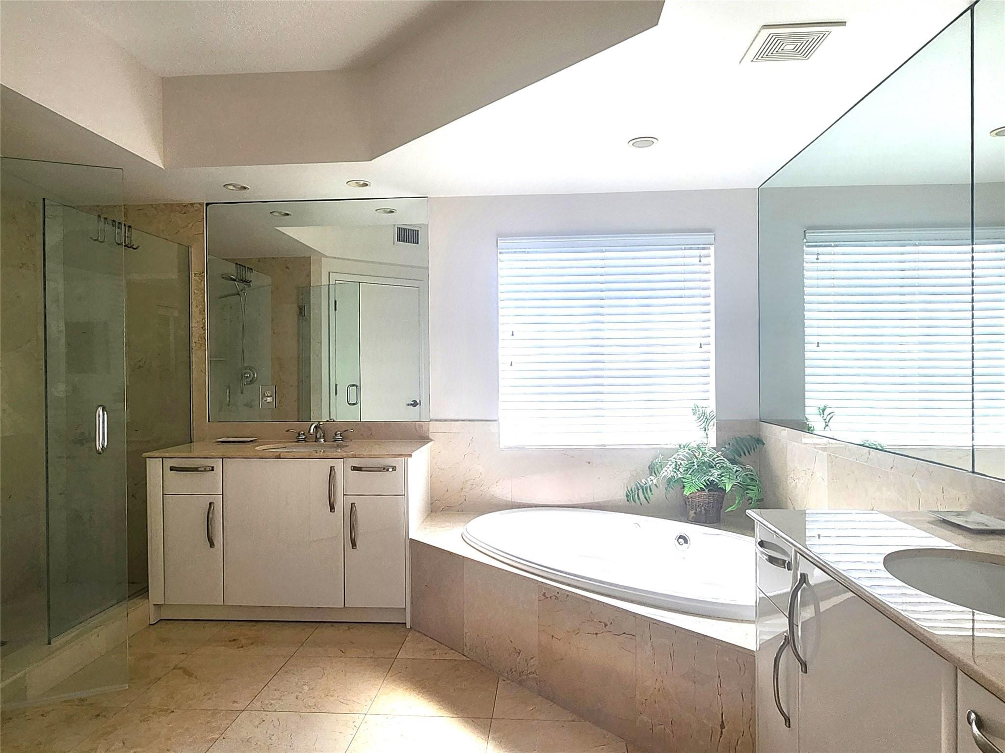 OCEAN PLAZA - Residential