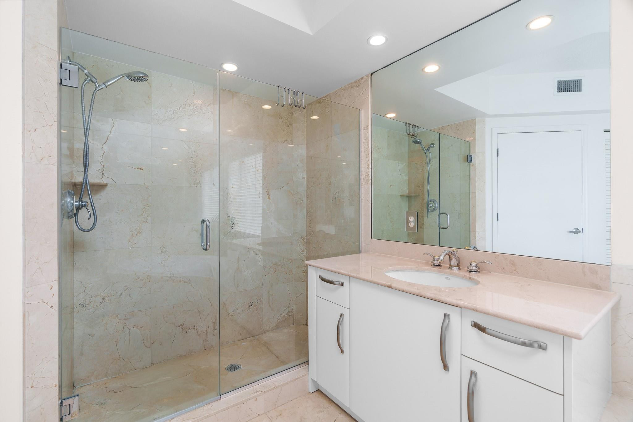 OCEAN PLAZA - Residential