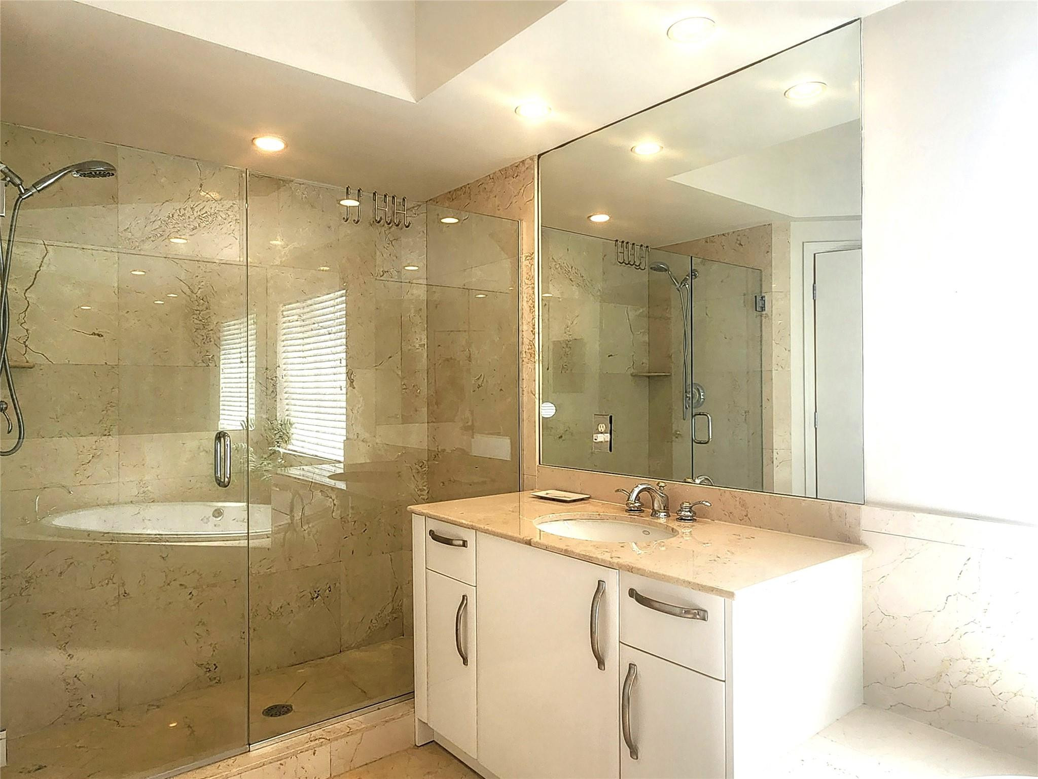 OCEAN PLAZA - Residential