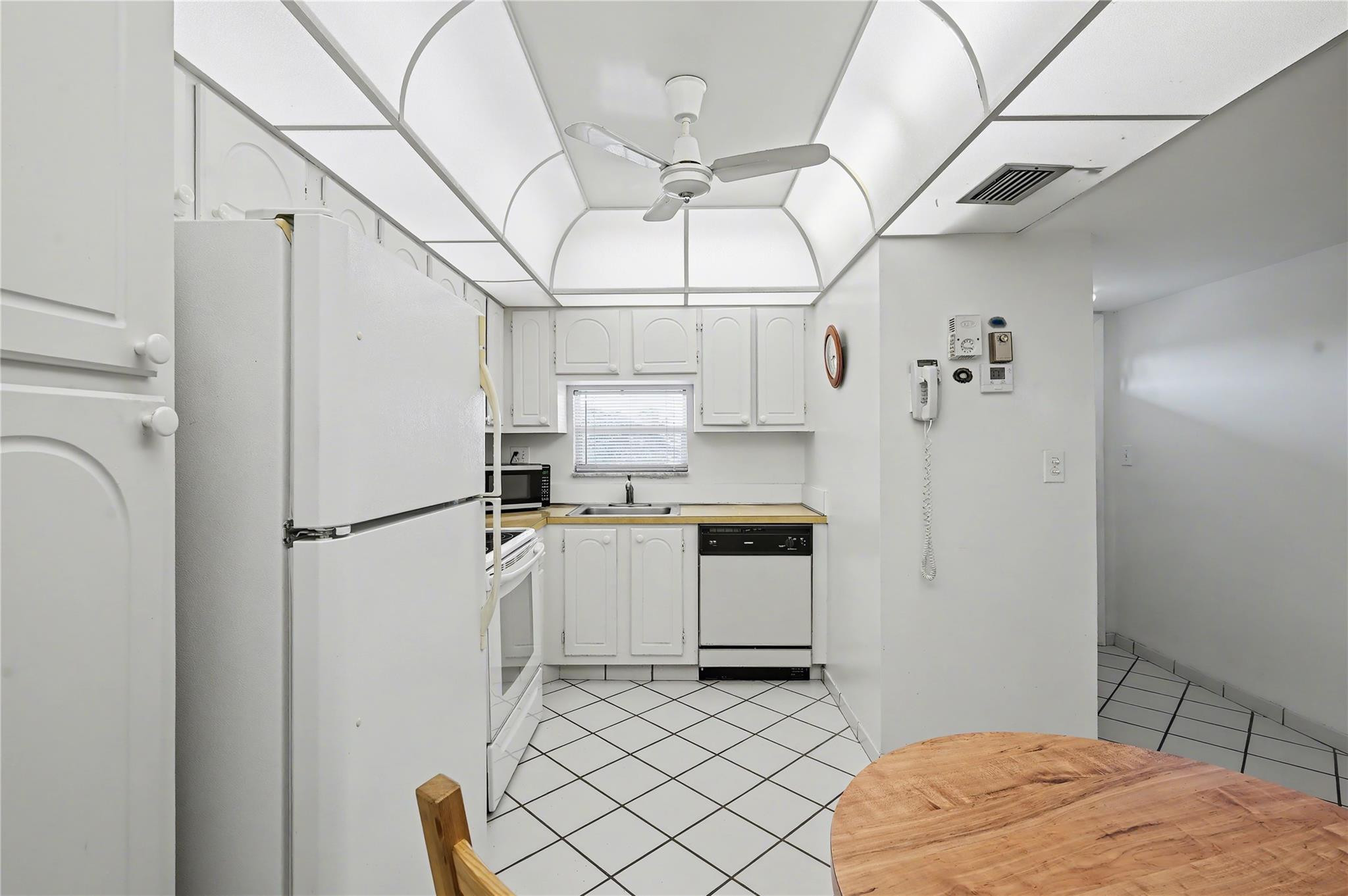 8970 S Hollybrook Boulevard 308, Pembroke Pines, FL, 33025/$135,000 1 8970 S Hollybrook Boulevard 308