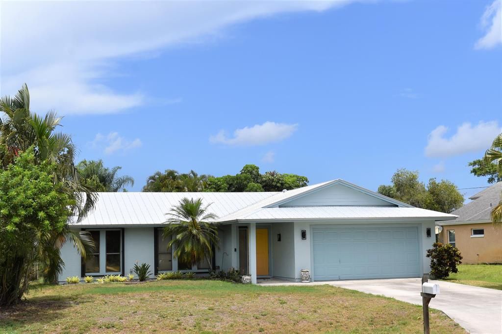 Photo of 425 SW Aster Road Rd, Port St Lucie, FL 34953 (MLS # R10797266)