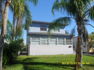 2 bed/ 1 bath upstairs apt. Hardwood floors and open kitchen. Very clean and ready to move in. Easy move in.
