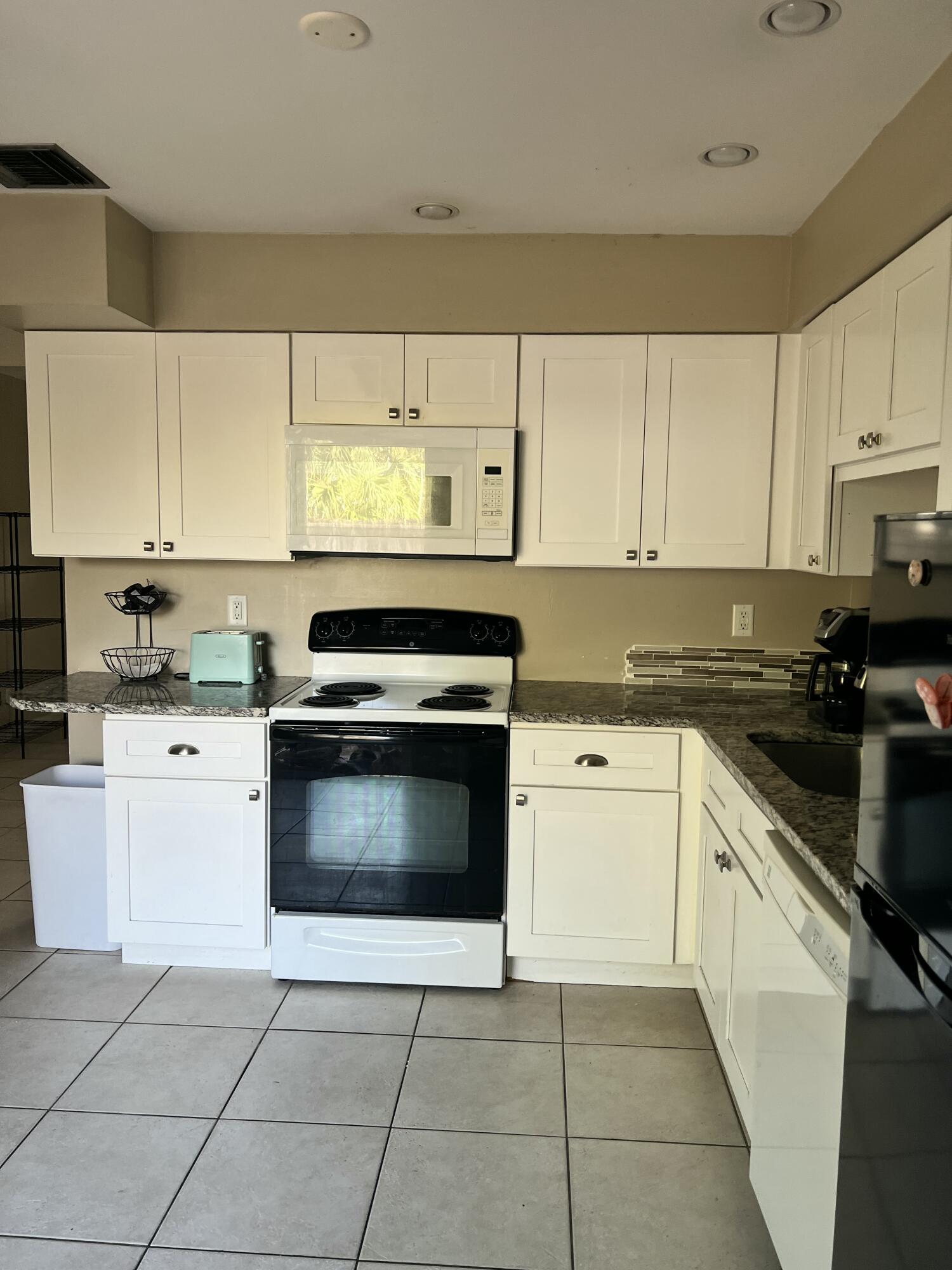 ELMWOOD EST - Residential Lease