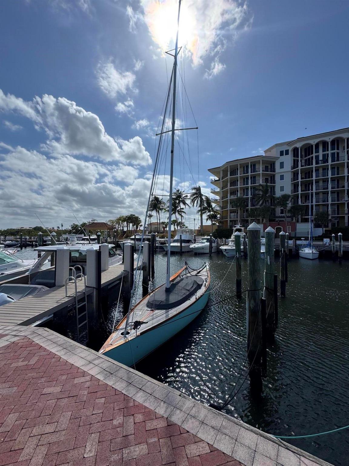 JUPITER YACHT CLUB MARINA - Land