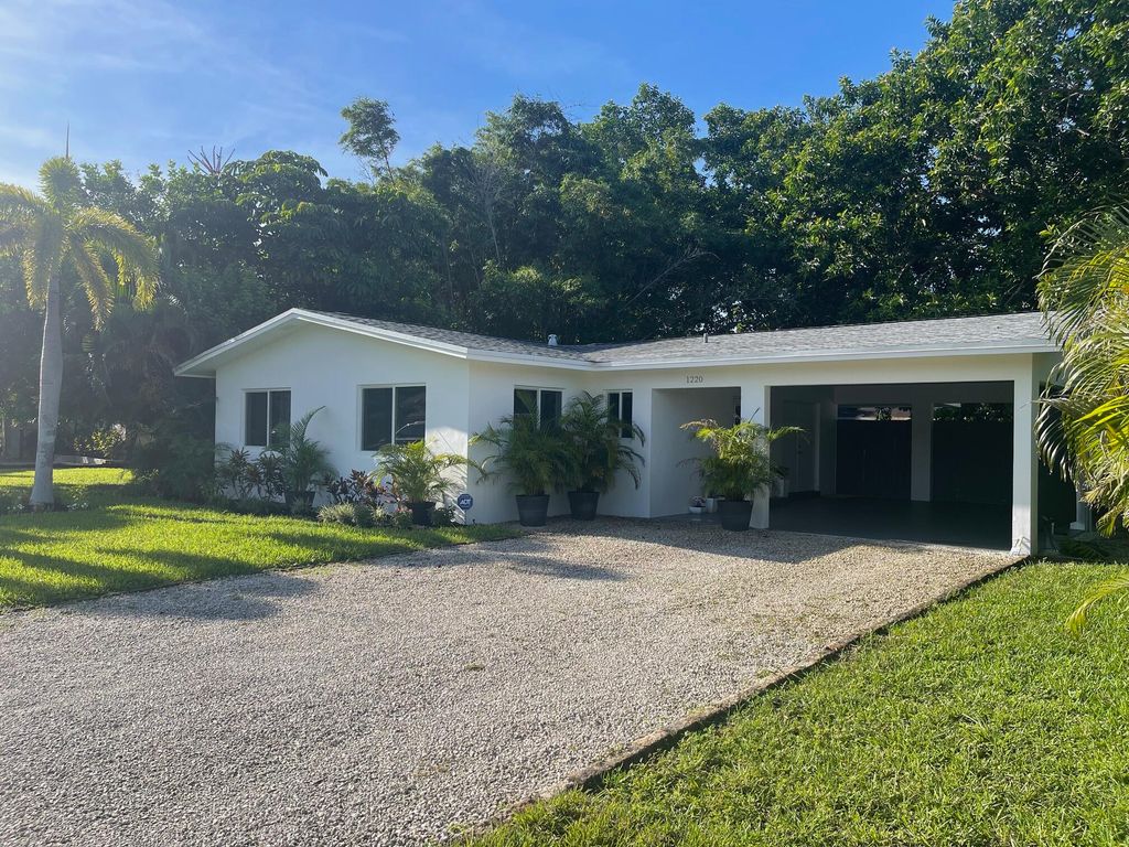 Photo of 1220 Isle Court, Boynton Beach, FL 33426 (MLS # R11006654)