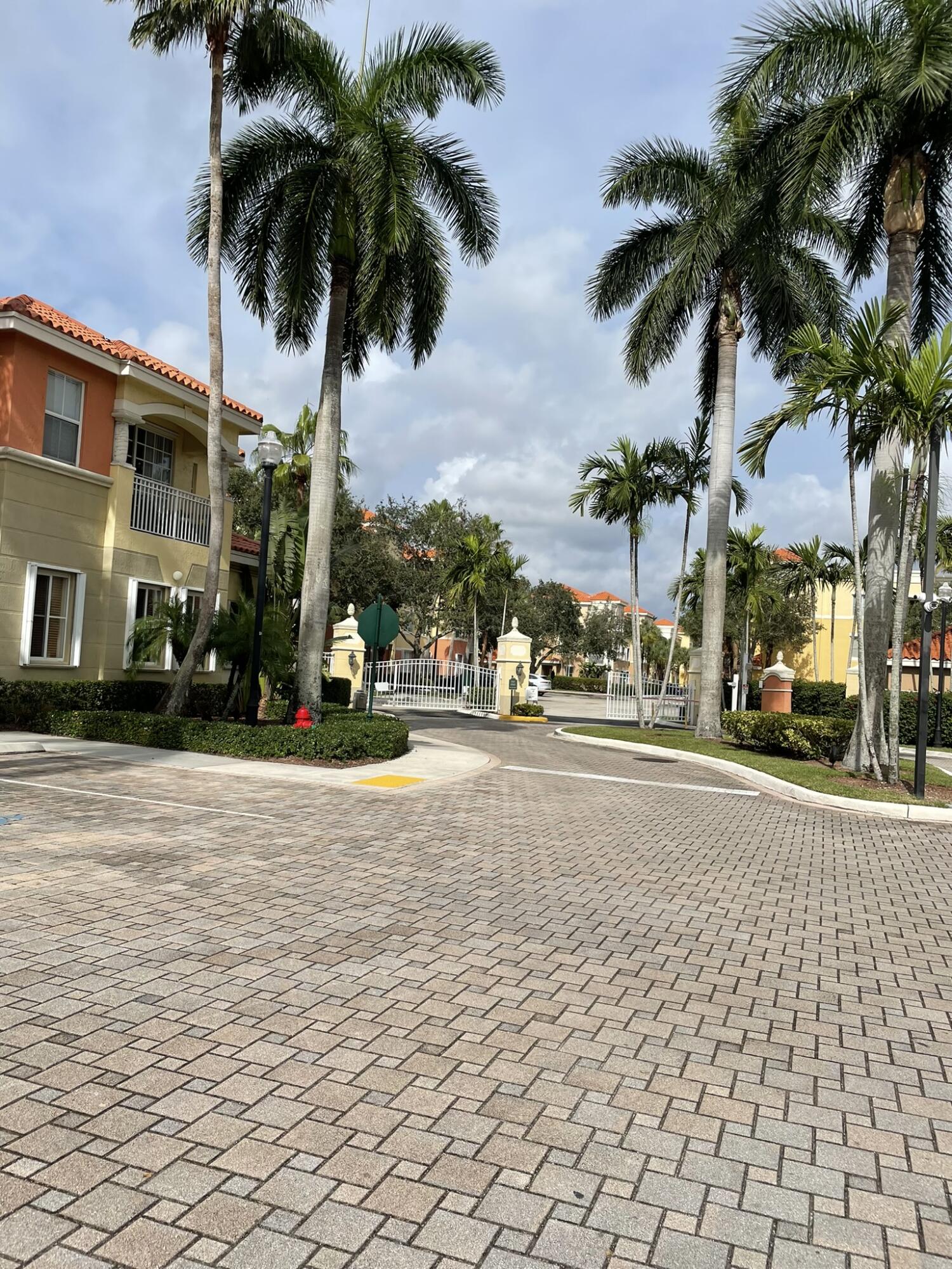 RESIDENCES AT LEGACY PLACE CONDO - Residential Lease