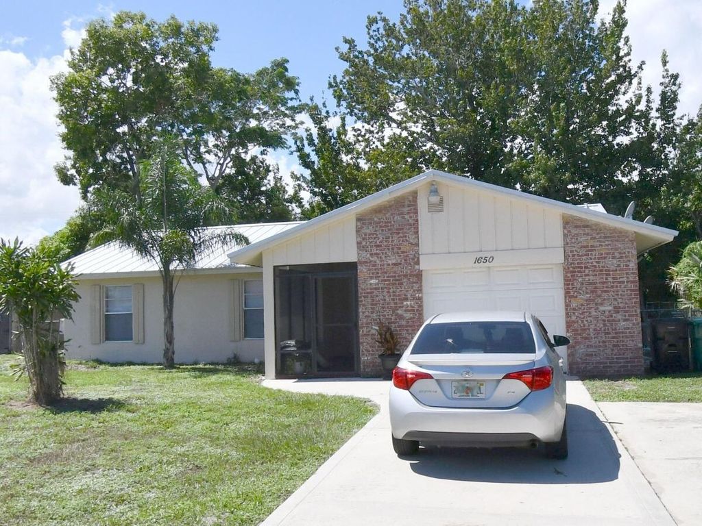 Photo of 1650 SE Memorial Street, Port Saint Lucie, FL 34983 (MLS # R10997670)