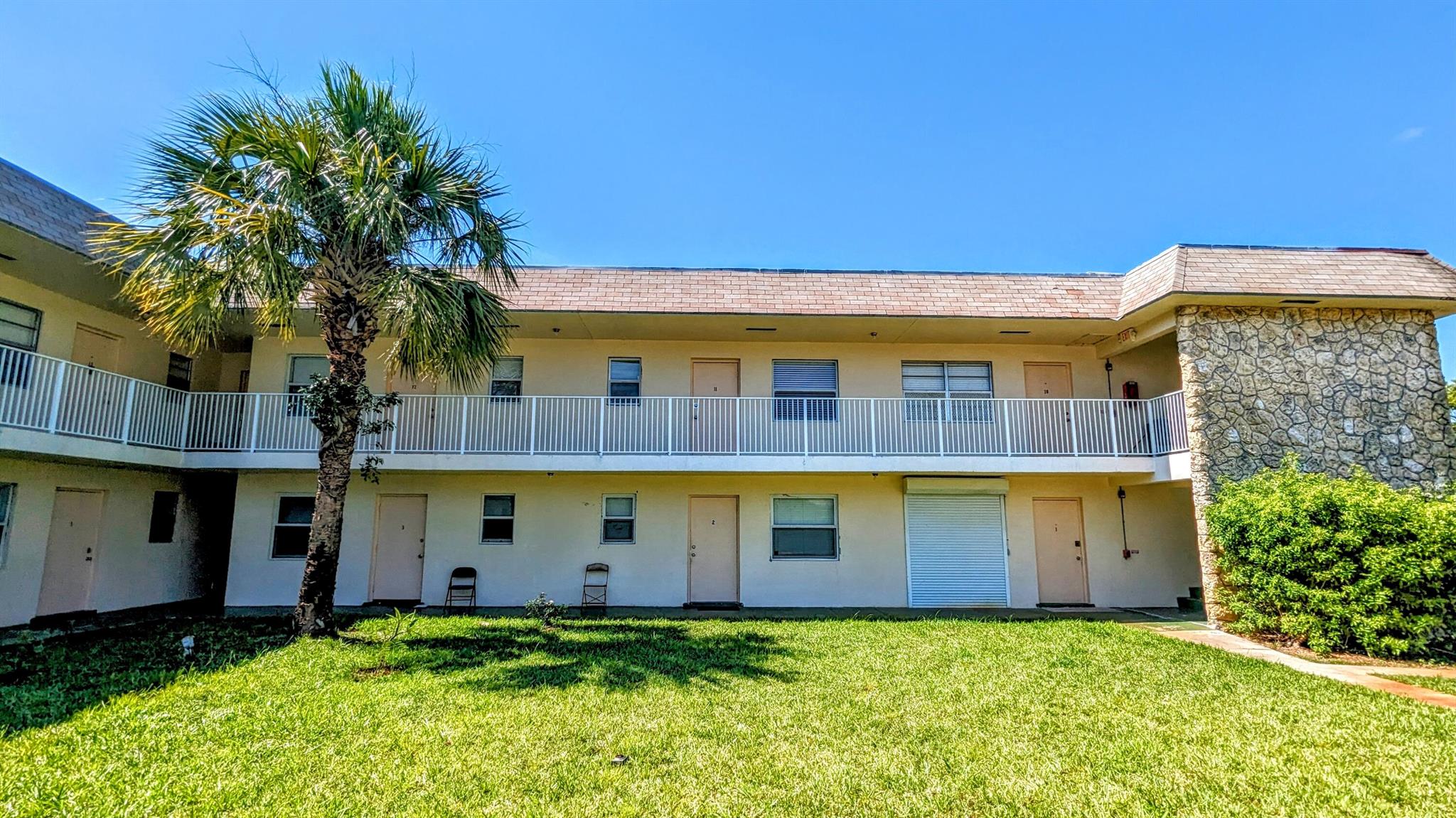 One bedroom, one bath. Tile and laminate floors, Freshly painted throughout. Beach, grocery store, dining all within walking distance. Delray Beach's Atlantic ave less than 10 mins away. Downtown Boynton Beach less than 10 mins away. Via car and I-95 west palm beach is less than 30 mins away. Washer and Dryer in building.Reserved parking spot. Non min credit score required by the association.