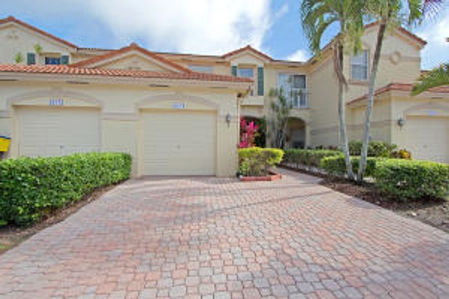 BEAUTIFULLY UPGRADED TOWNHOUSE! MOVE IN PERFECT! GRANITE COUNTERS IN KITCHEN, NEWER STAINLESS STEEL APPLIANCES. AIR CONDITIONER IS APPROX 3 YEARS AND HOT WATER HEATER IS APPROX 4 YEARS OLD. CROWN MOLDING THROUGHOUT,WOOD LAMINATE FLOORING, UPGRADED TILE ON SCREENED PATIO. WALK TO CLUBHOUSE, POOL AND TENNIS. CENTRAL LOCATION. CLOSE TO GOLF COURSE, SHOPS AND RESTAURANTS. RENT RIGHT AWAY!