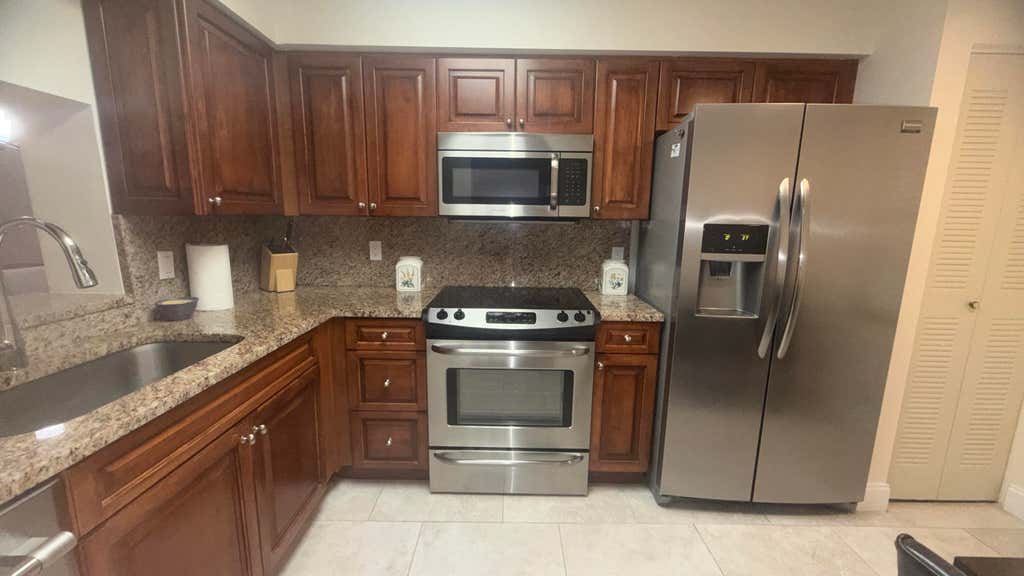Photo of 6866 HUNTINGTON Lane #504, Delray Beach, FL 33446 (MLS # B26055160)