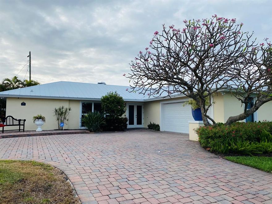 Lovely remodeled 3 Bedroom plus Den home located in close walking distance to Singer Islands beautiful Beaches.
This homes offers an open floor-plan, with an abundance of natural light, remodeled Kitchen, Bathrooms and Garage.
This is a must see.