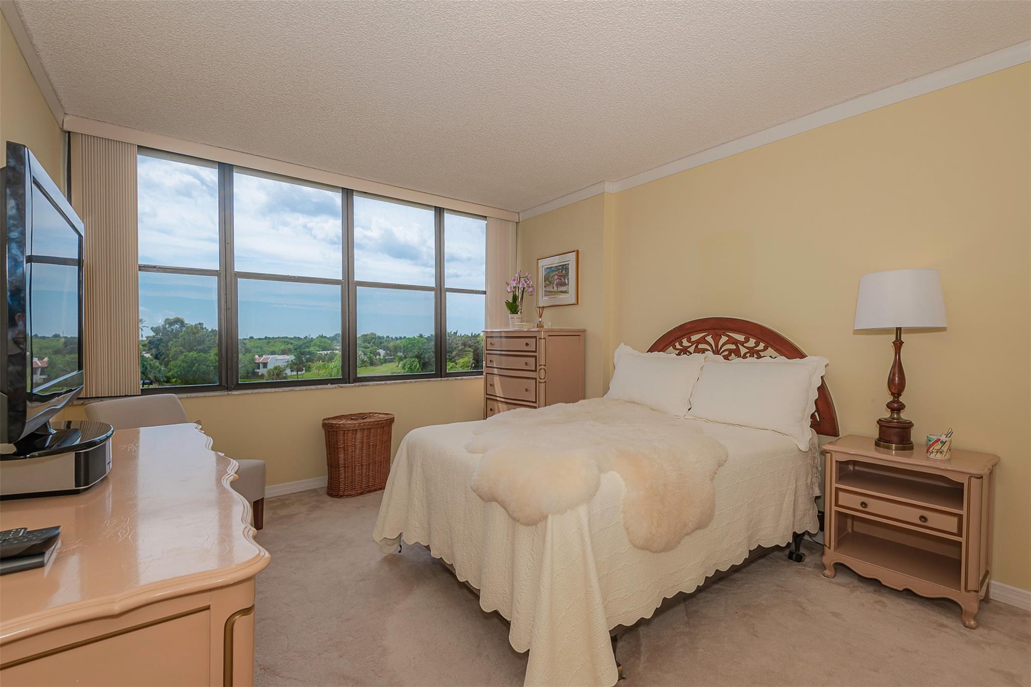 COUNTRY CLUB APTS AT BONA - Residential