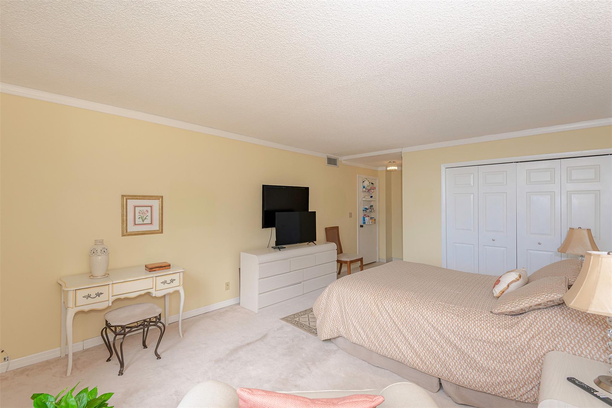 COUNTRY CLUB APTS AT BONA - Residential