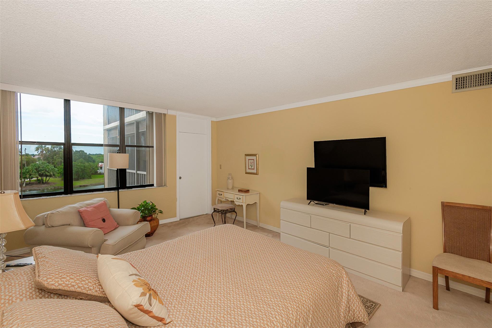 COUNTRY CLUB APTS AT BONA - Residential
