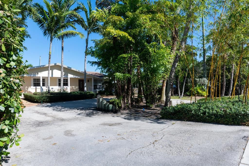 Photo of 2561 Old Donald Ross Road, Palm Beach Gardens, FL 33410 (MLS # R10763238)
