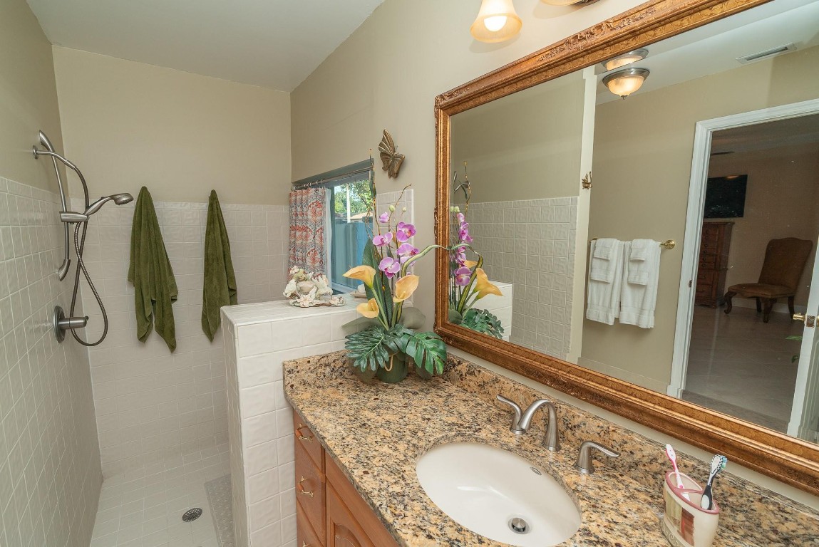 Oak Wood 80-39 B - Residential