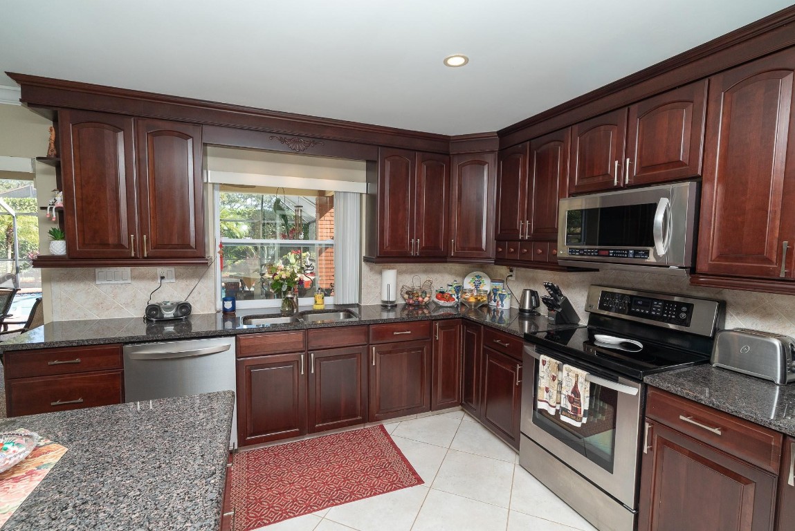 Oak Wood 80-39 B - Residential