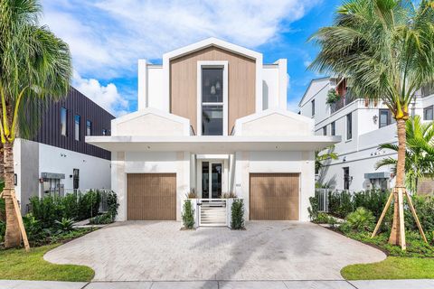 812 Palm Trail Delray Beach FL 33483