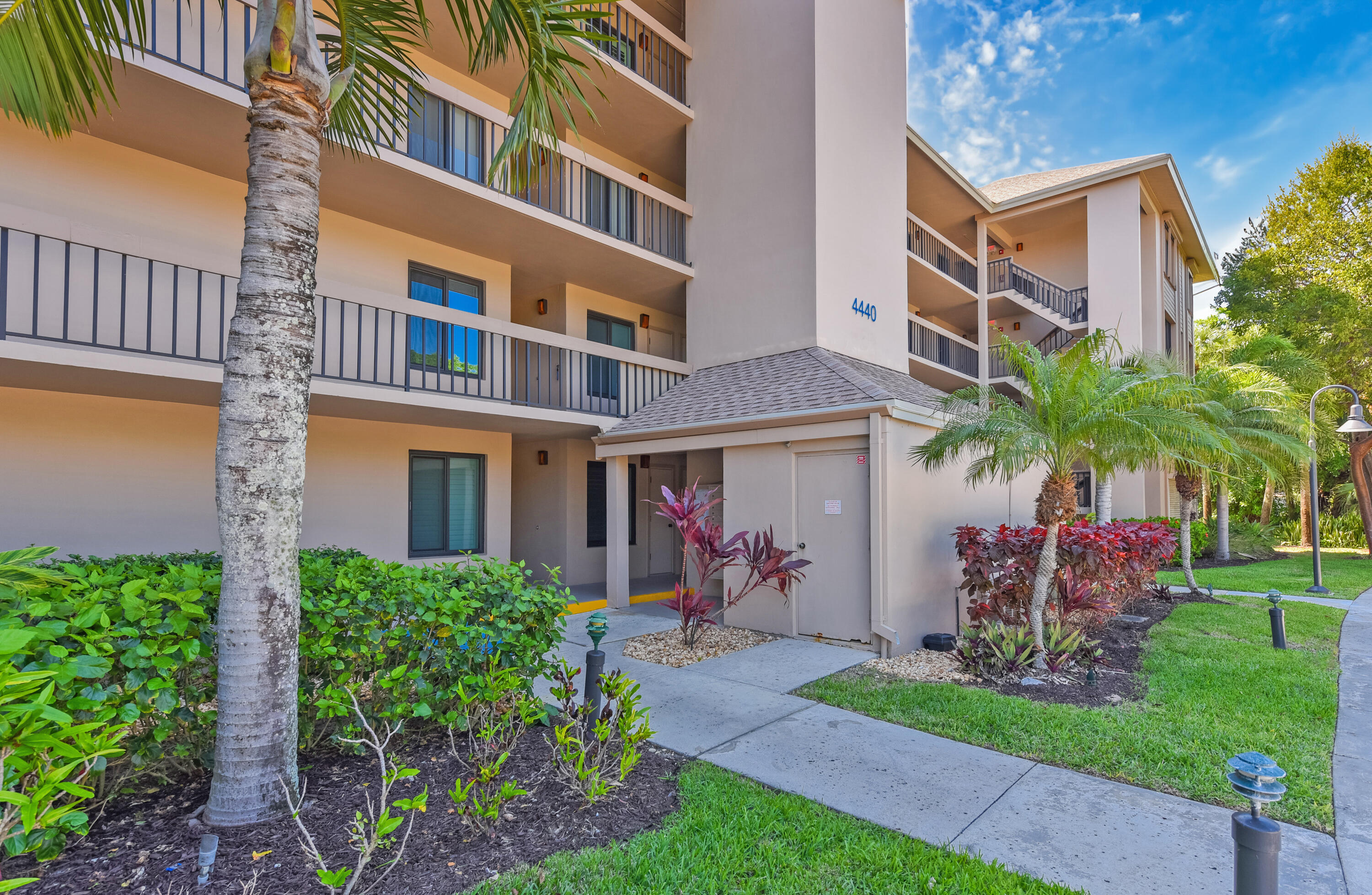 THE SANDPEBBLE CONDO - Residential Lease