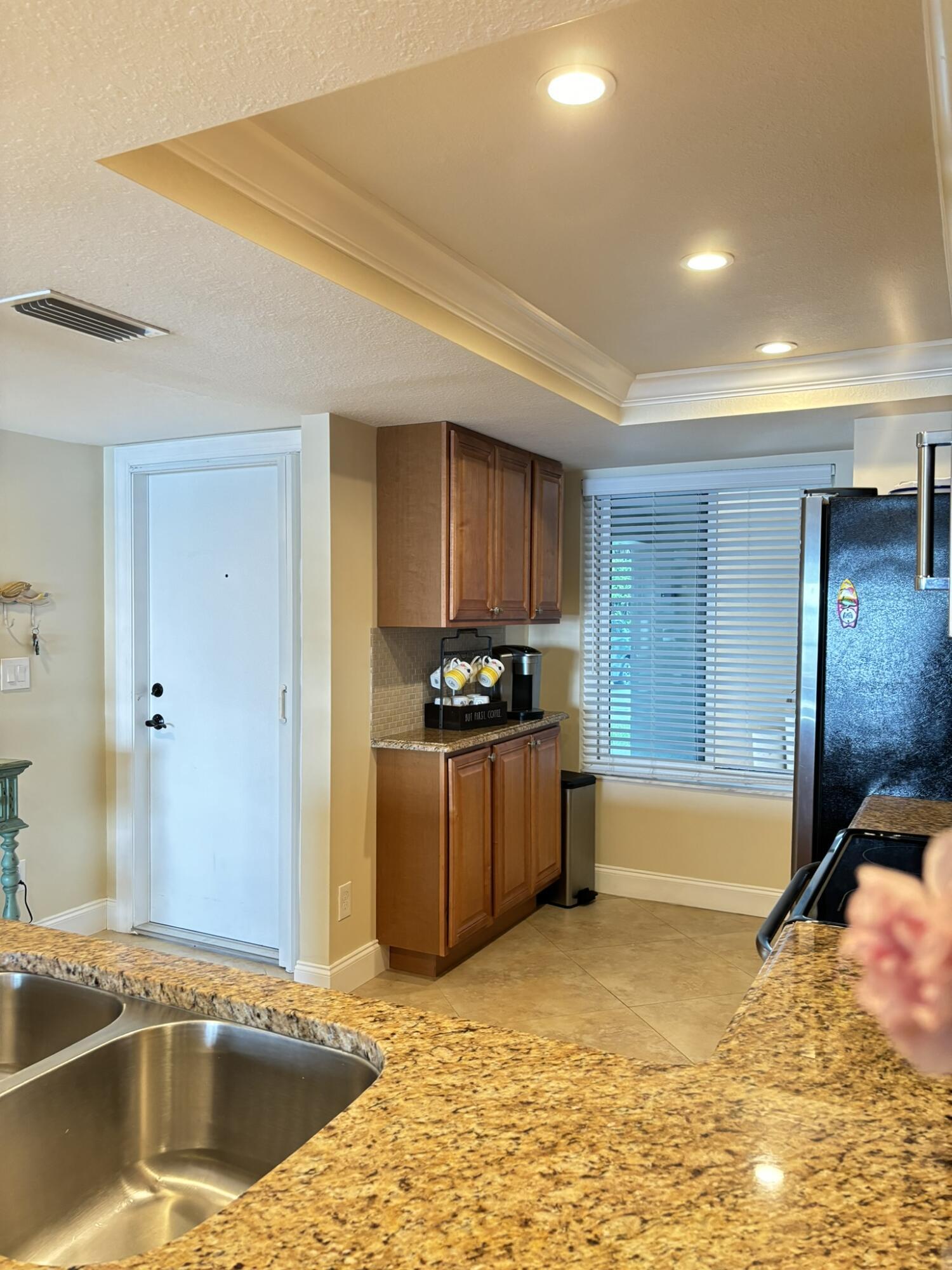 THE SANDPEBBLE CONDO - Residential Lease