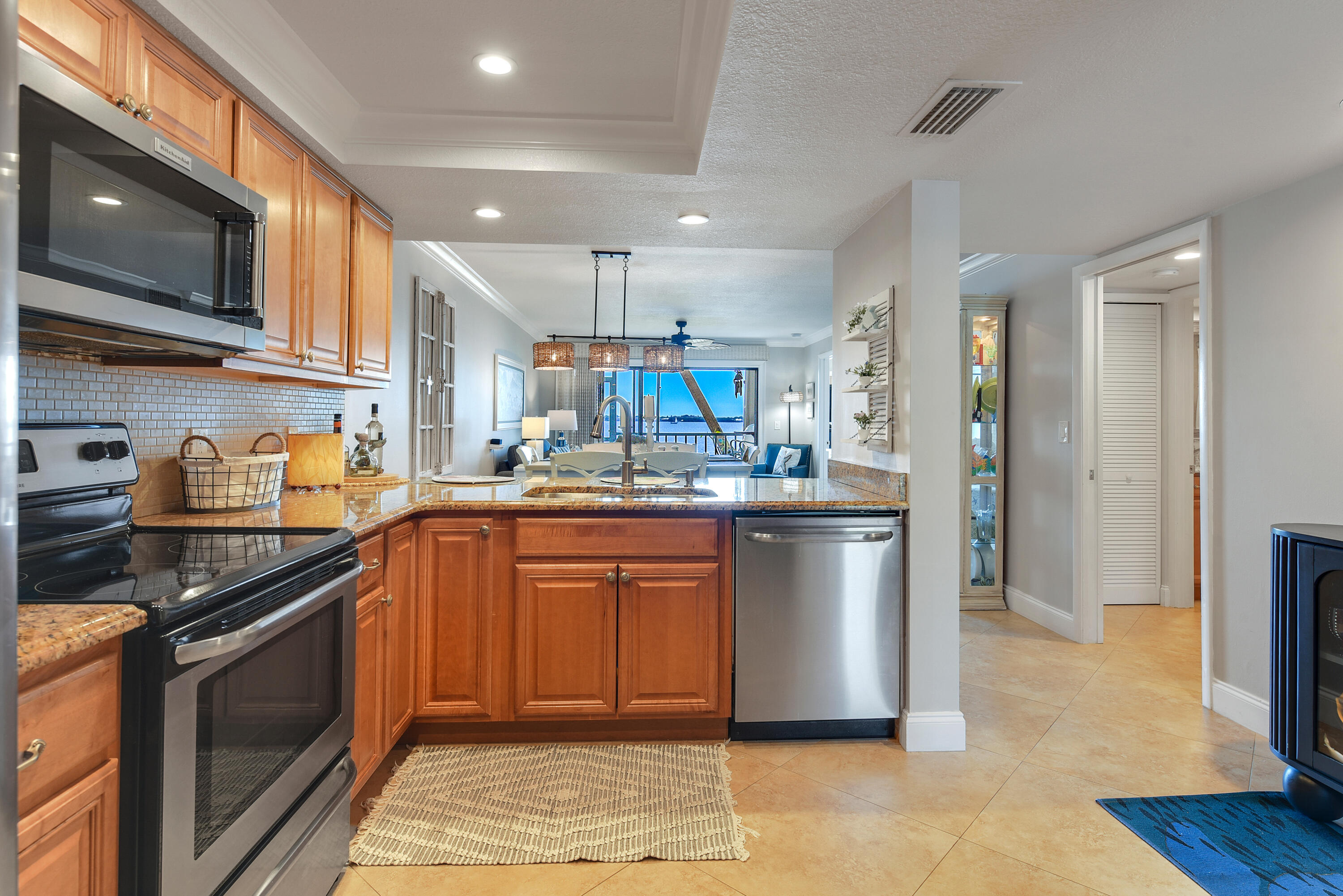 THE SANDPEBBLE CONDO - Residential Lease