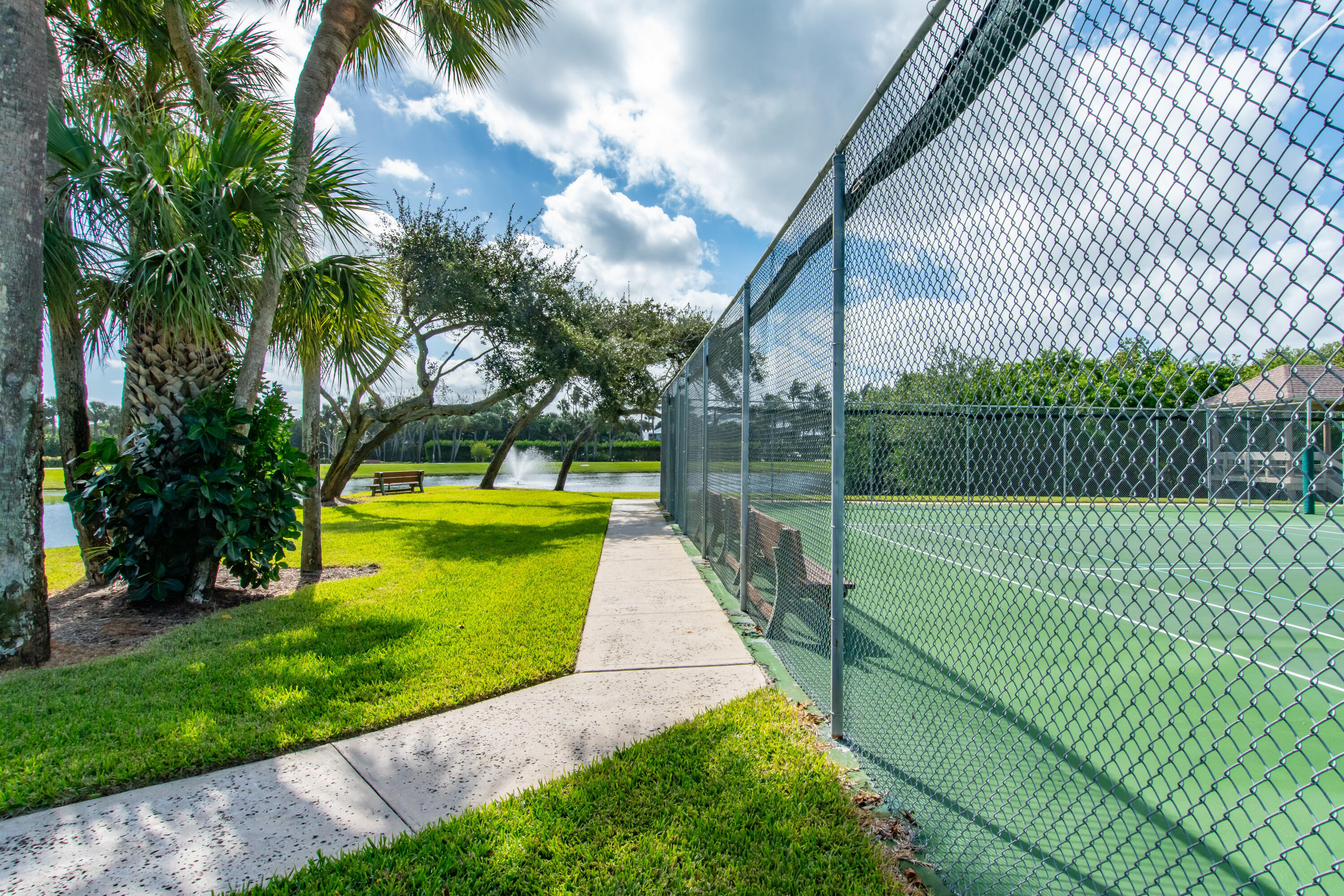 THE SANDPEBBLE CONDO - Residential Lease