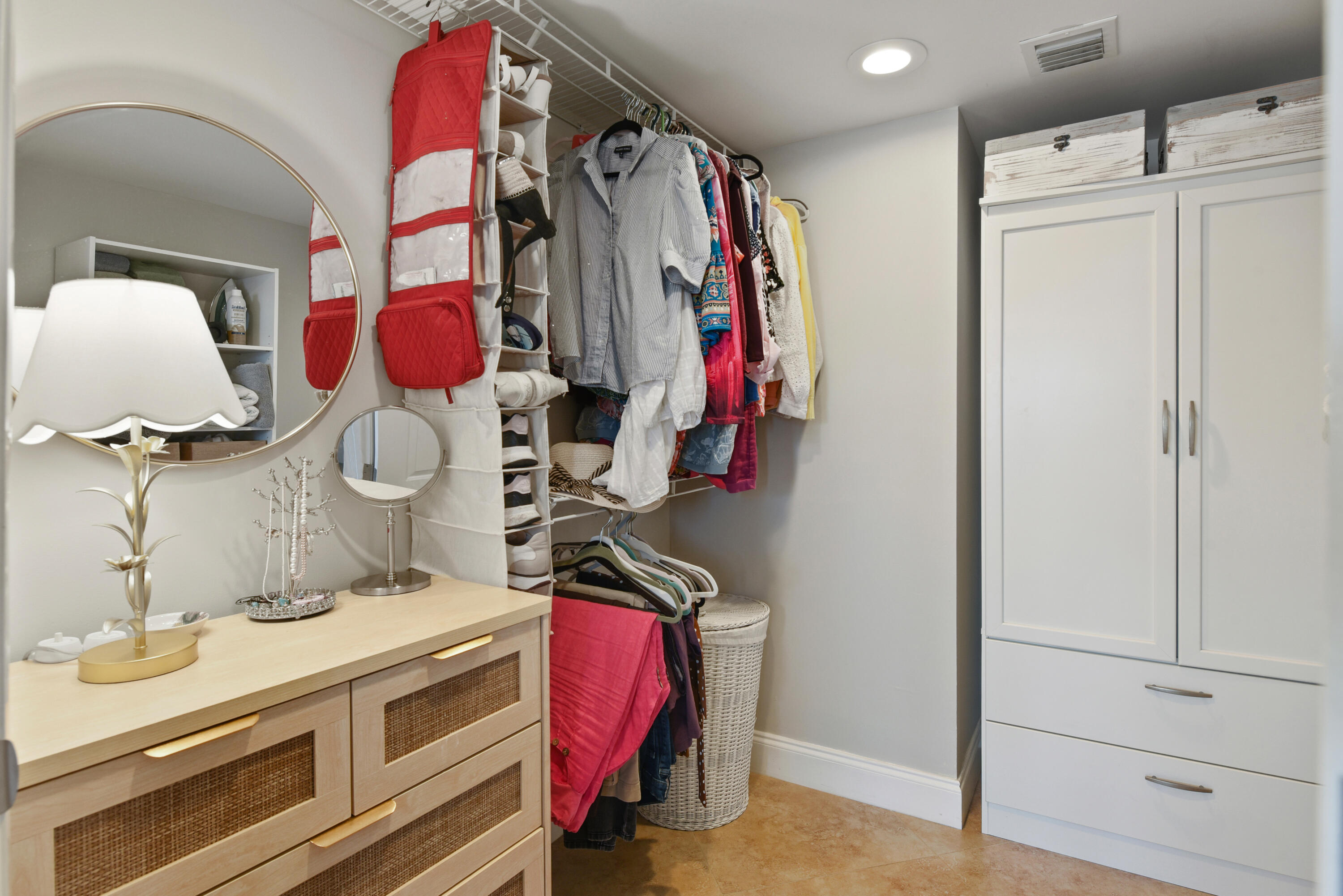 THE SANDPEBBLE CONDO - Residential Lease