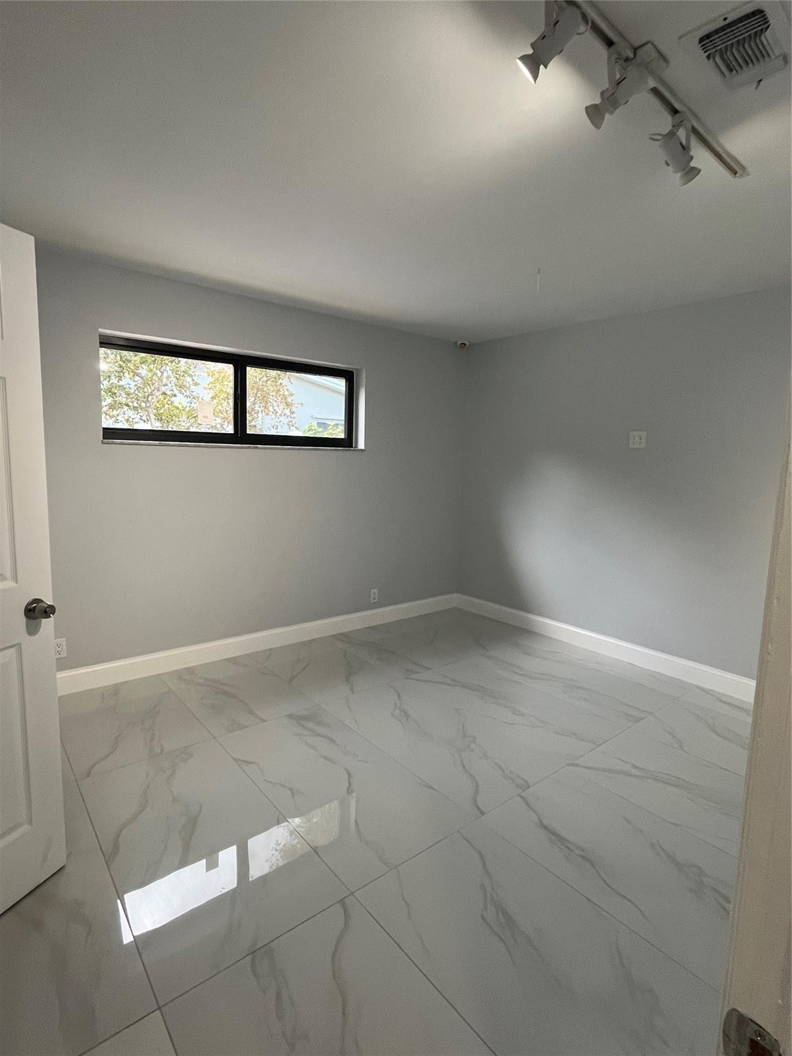 HOLLYWOOD HILLS - Residential Lease