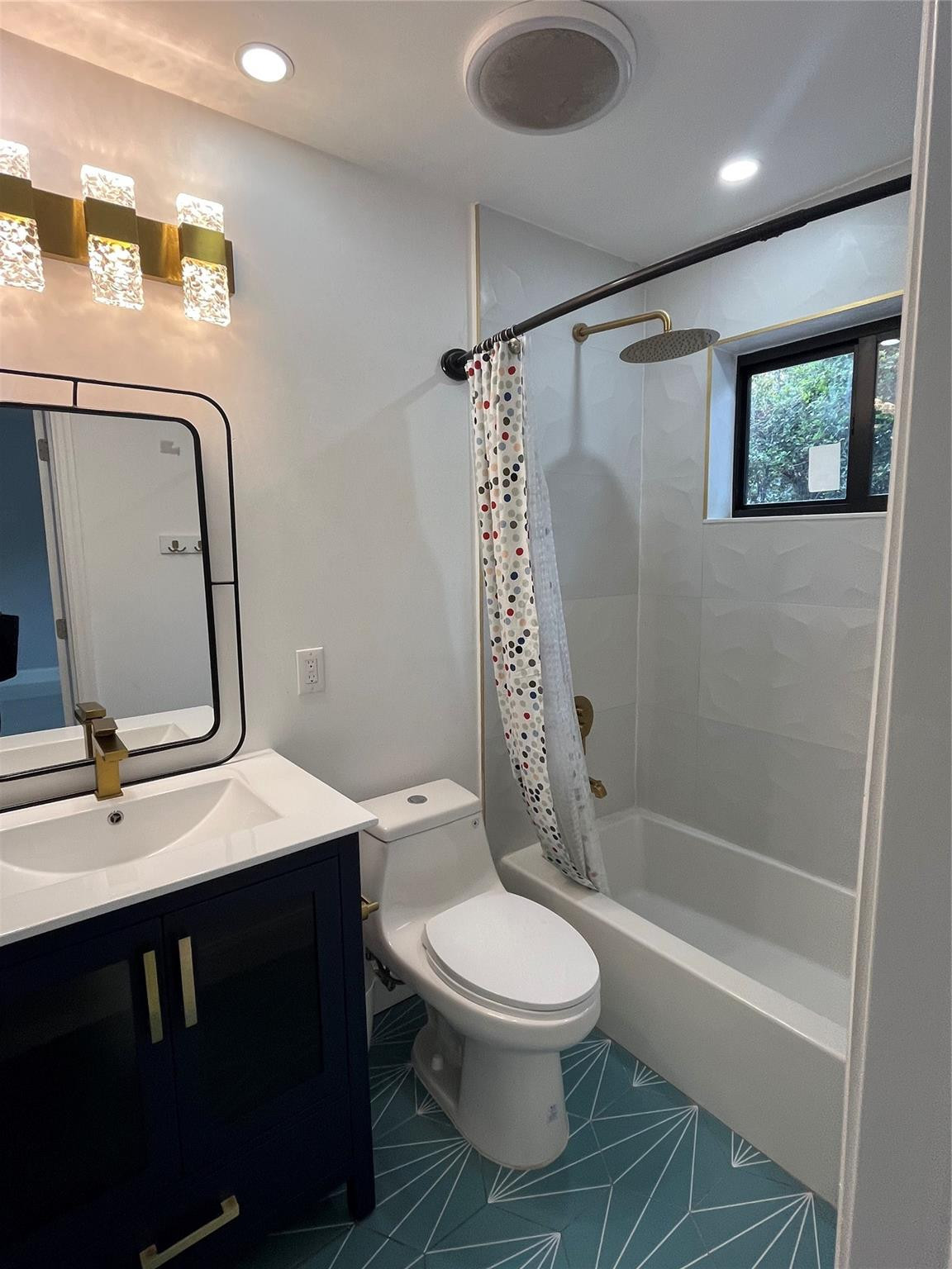 HOLLYWOOD HILLS - Residential Lease