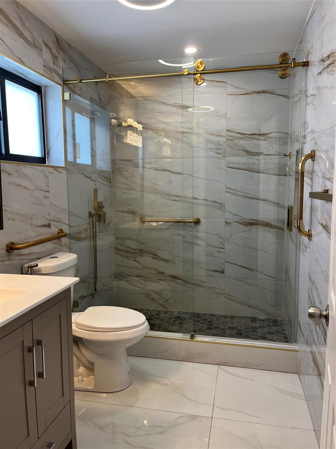 HOLLYWOOD HILLS - Residential Lease