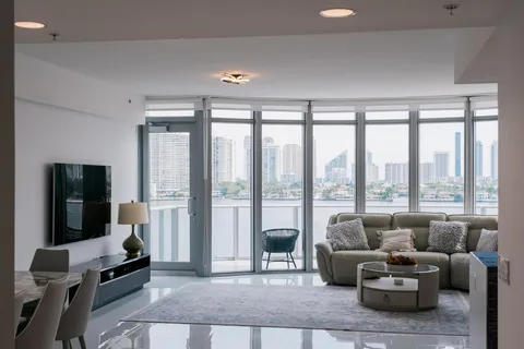 17301 Biscayne Boulevard Unit 811, North Miami Beach, FL MLS: R11061852