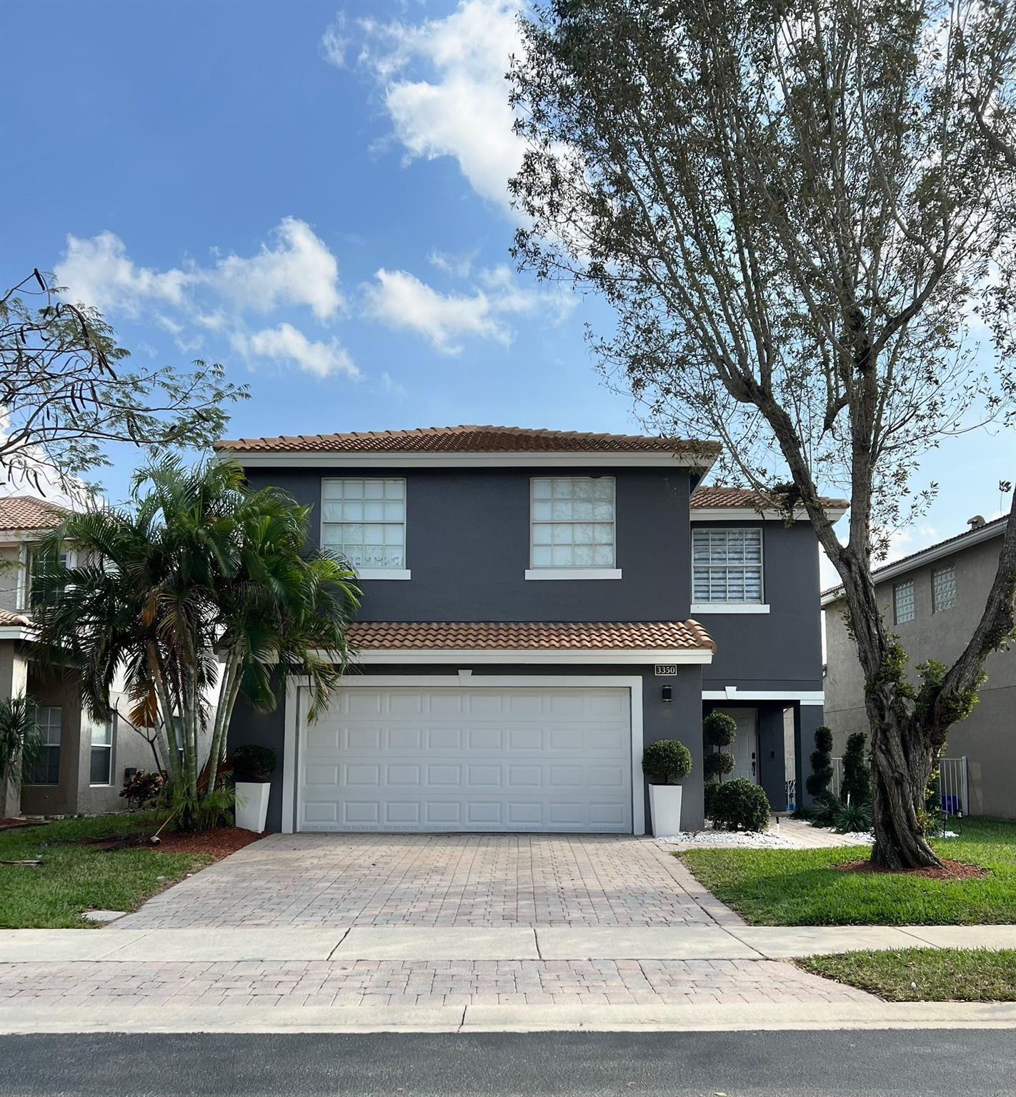 Lakefront 4-Bedroom Home with Stunning Views
This beautiful single-family home offers the perfect blend of comfort, space, and serene lakefront living. the property features 4 spacious bedrooms and 2.5 modern bathrooms, ideal for families or those who love to entertain.