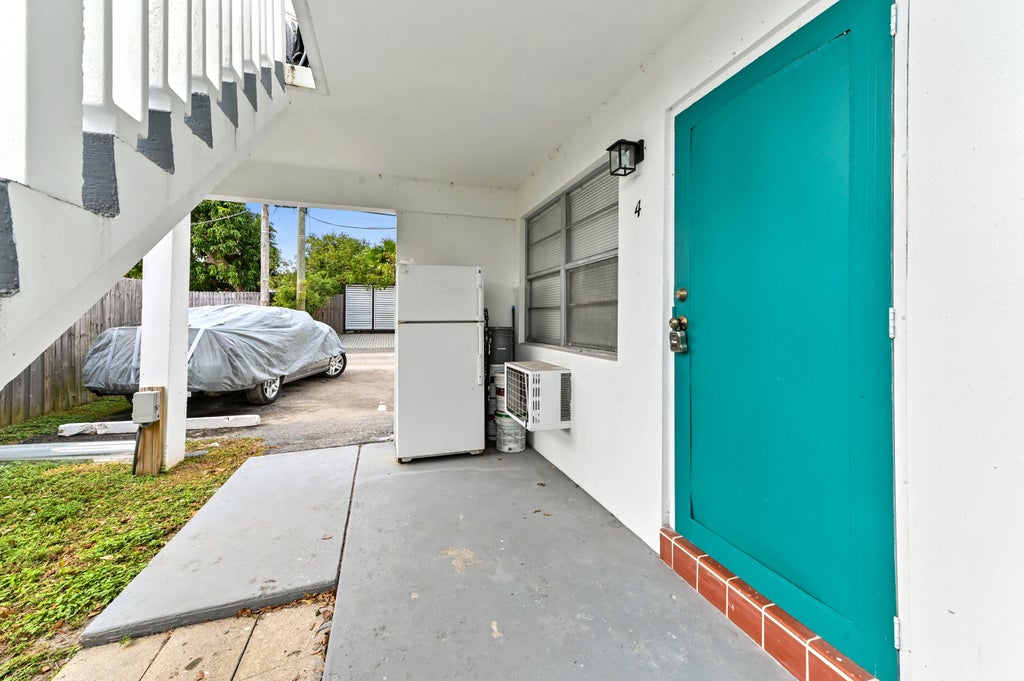 Photo of 1111 N Federal Highway #4, Lake Worth Beach, FL 33460 (MLS # R11045971)