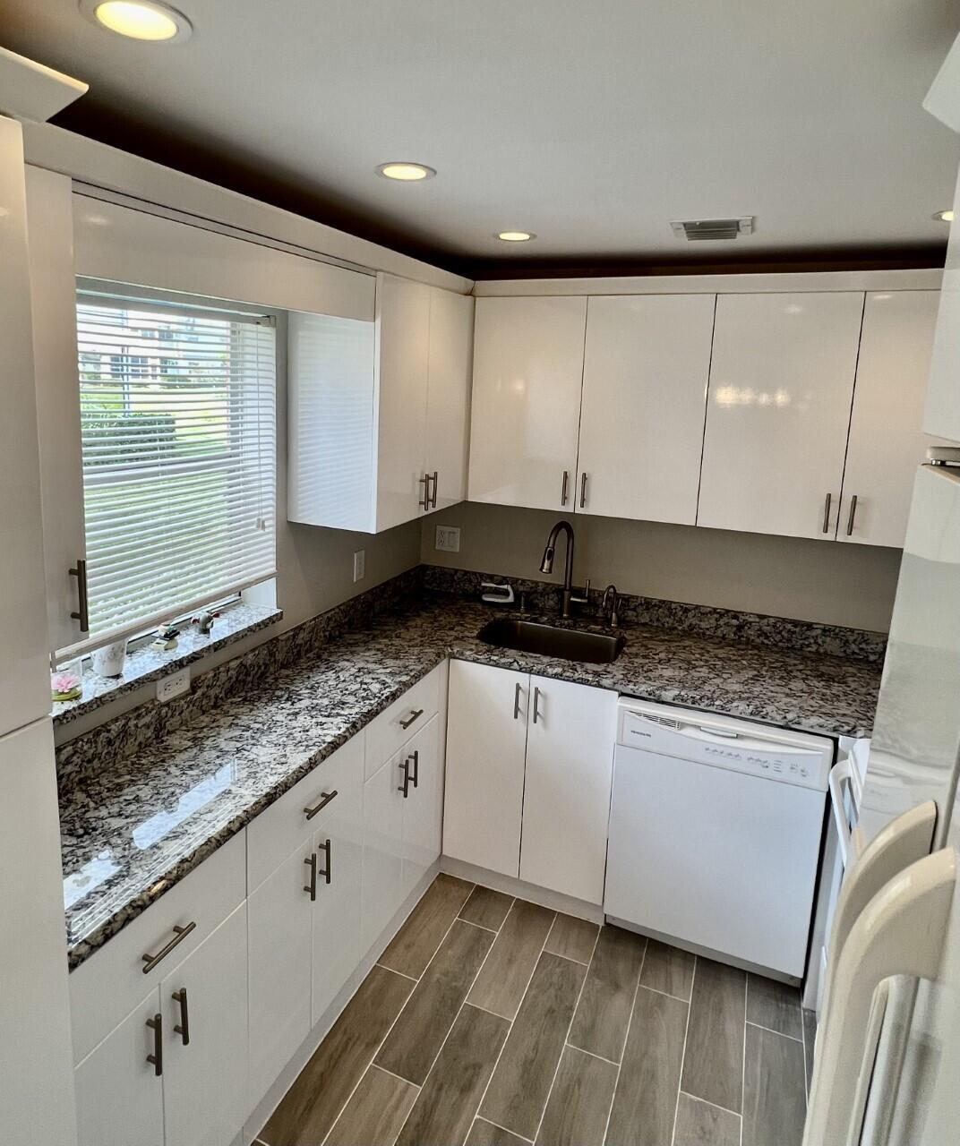 KINGS POINT SAXONY CONDOS - Residential Lease