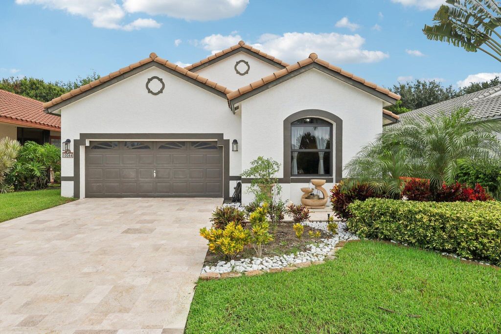 Photo of 10044 Lexington Circle N, Boynton Beach, FL 33436 (MLS # R11001285)