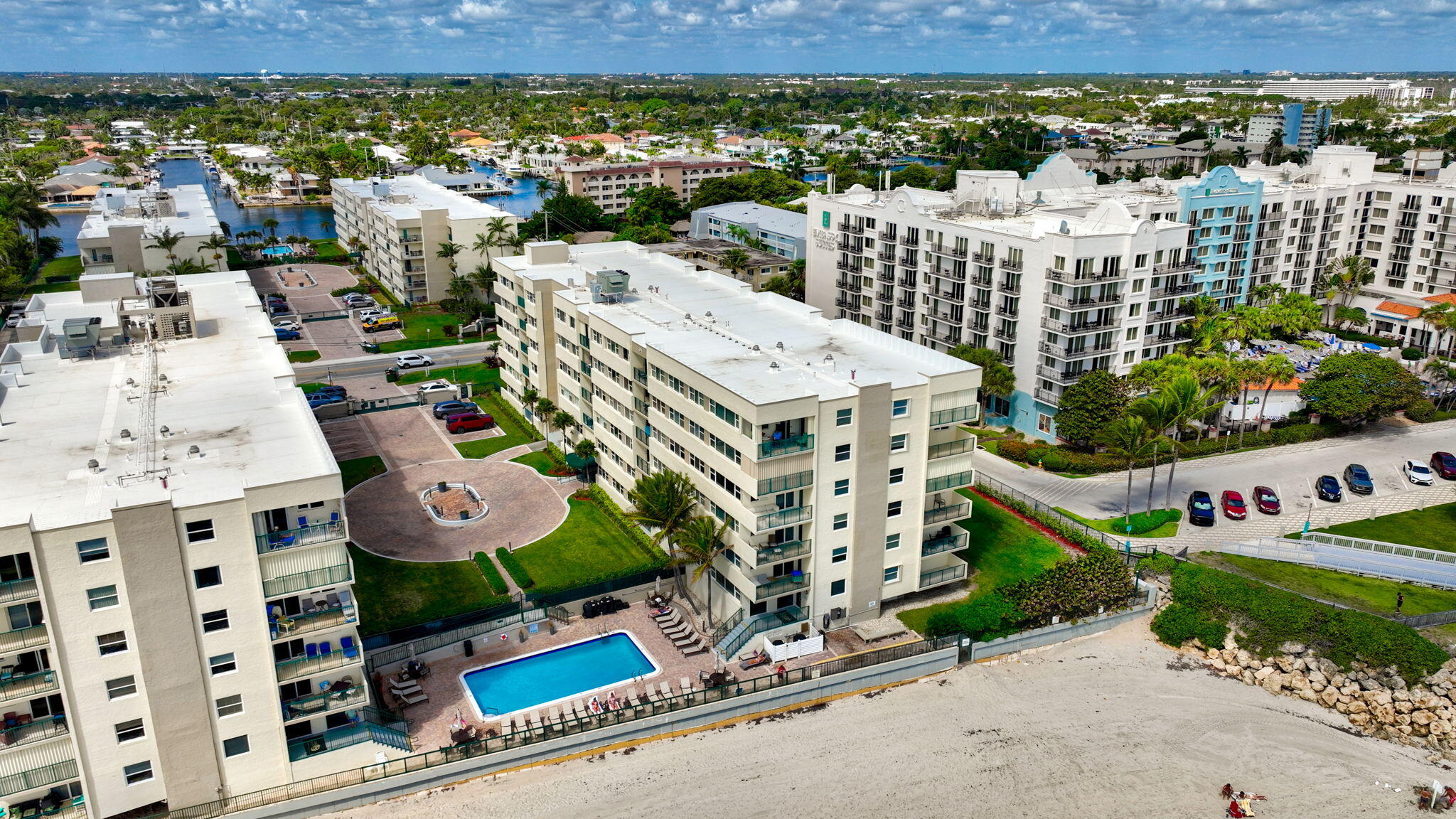 1239 Hillsboro Mile 403